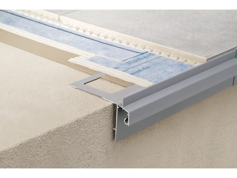 Blanke Balkon-Abschlussprofil Alu mittelgr. 2500x10,5 mm